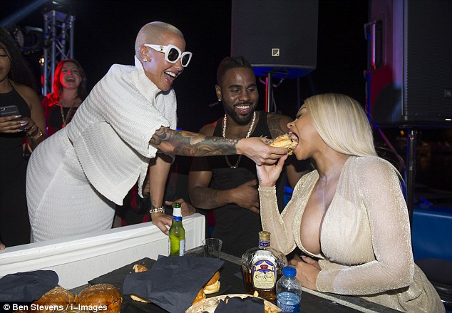 A Helping Hand Amber Rose Fed Blac Chyna A Cheeseburger On Wednesday Aboard The Dailymailcom