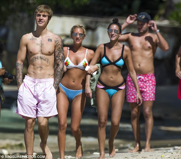Beach Babes The Cold Water Singer Showed Off His Toned Abs And Tattoo Collection While