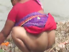 Bengali Desi Aunty Washing Mature Ass In Public Amateur Indian Mature Voyeur