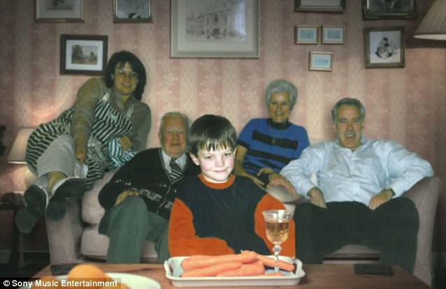 Christmas Time Louis Tomlinson With His Grandparents And Great Grandparents