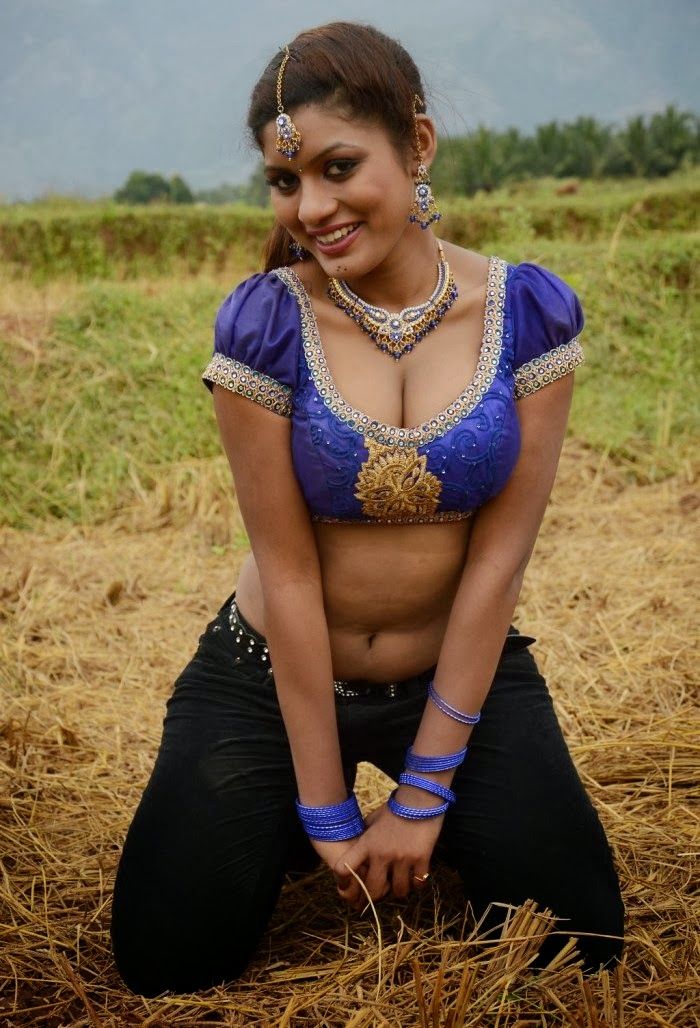 Cine World Unseen Hot Cleavage Of Tamil Actress International Cleavage