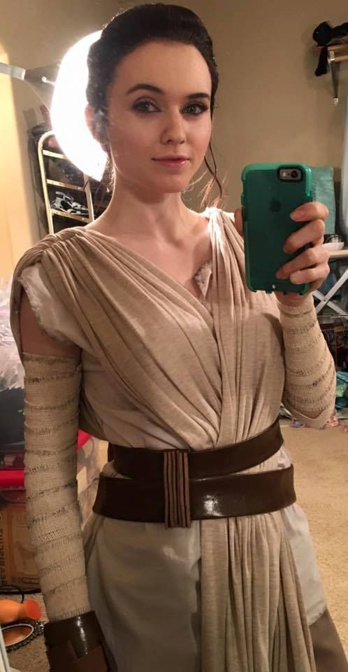 Cosplay Selfie Rey From Star Wars The Force Awakens Cosplayer Amouranth