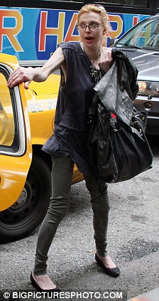 Courtney Love Filling Out Paperwork At A Bank In Midtown New York