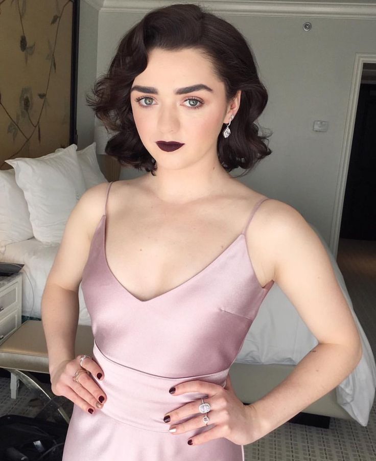 Dark Lipstick Absolutely Owned The Sag Awards Red Carpet Maisie Williams