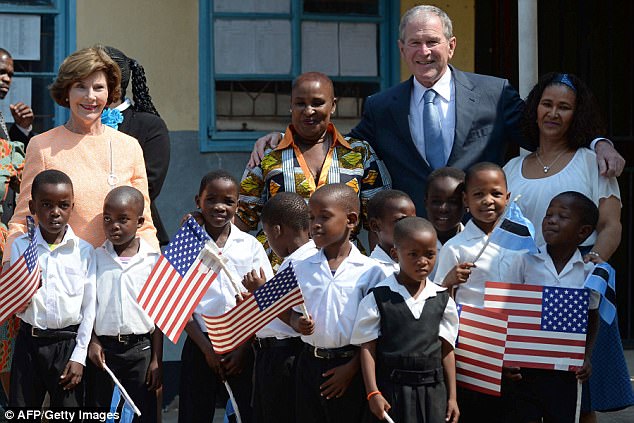 Former Us President George Bush And His Wife Laura Pose With Pupils