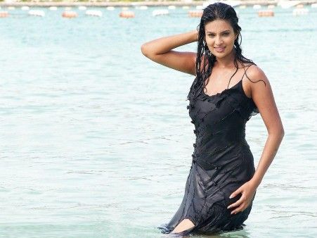 Free Download Sexy Hot Indian Babe Sayali Bhagat At Beach In Sexy Wet