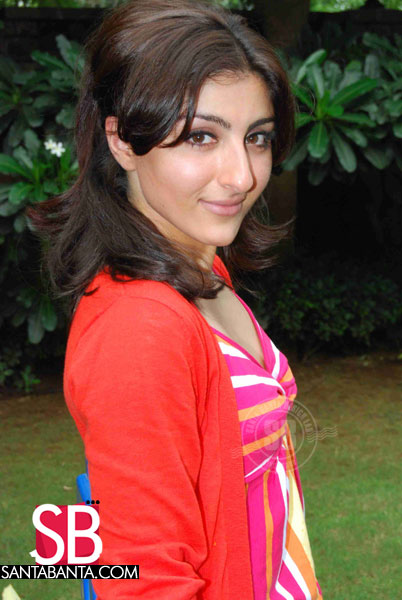 Hot Photos Of Soha Ali Khan Pretty Sexy Figure Without Bra Cleavages Seen