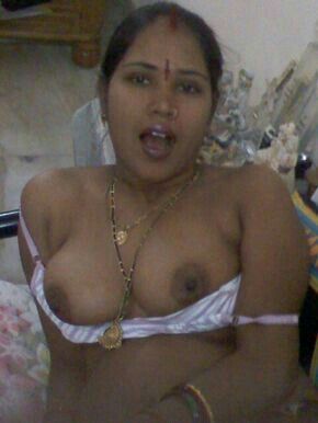 Indian Bhabhi Nude Big Boobs And Ass Porn Images Aunty Exposing Boobs And Sucks Her Nipple Real Photos 2