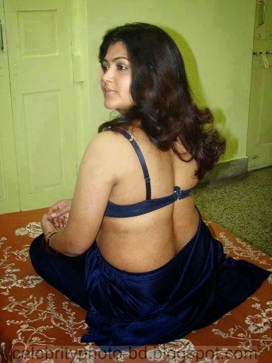 Indian Women Showing Cleavage With Tight Blouse And Saree Photos