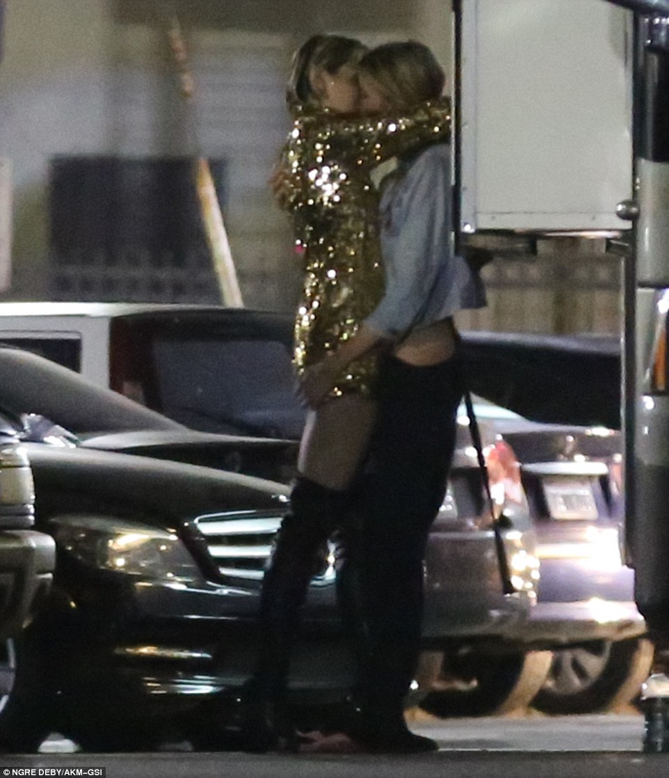 Intimate In Pictures Obtained Mailonline Miley Cyrus And Stella Maxwell Were Seen Passionately