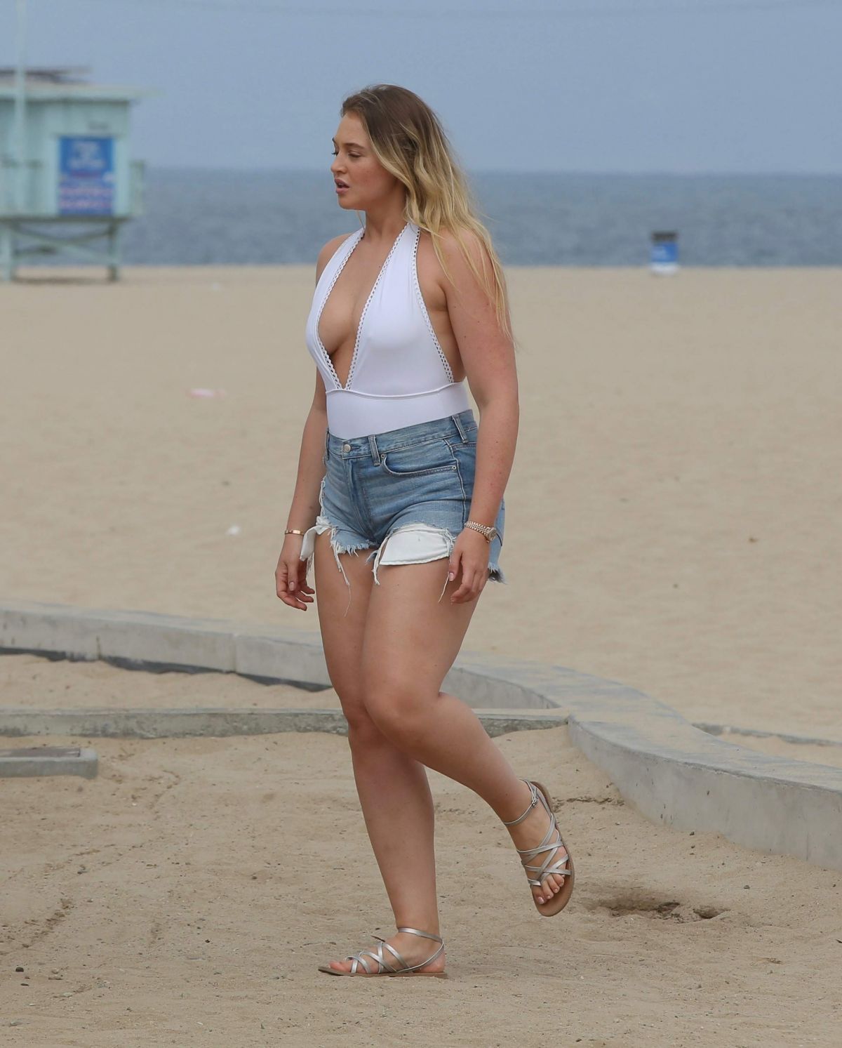 Iskra Lawrence Filming At Venice Beach Iskra Lawrence 1