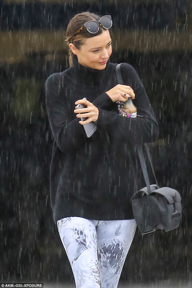 Its Raining Its Pouring The Australia Supermodel Was Wrapped Up Warm In A Knitted