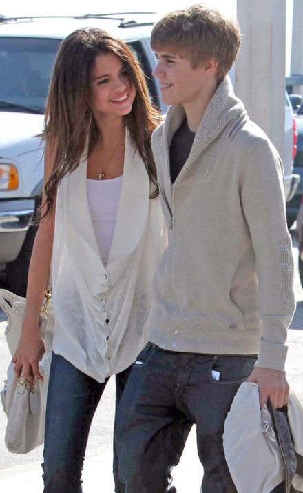 Justin Bieber Selena Gomez Hold Hands Oceanup Teen Gossip 1
