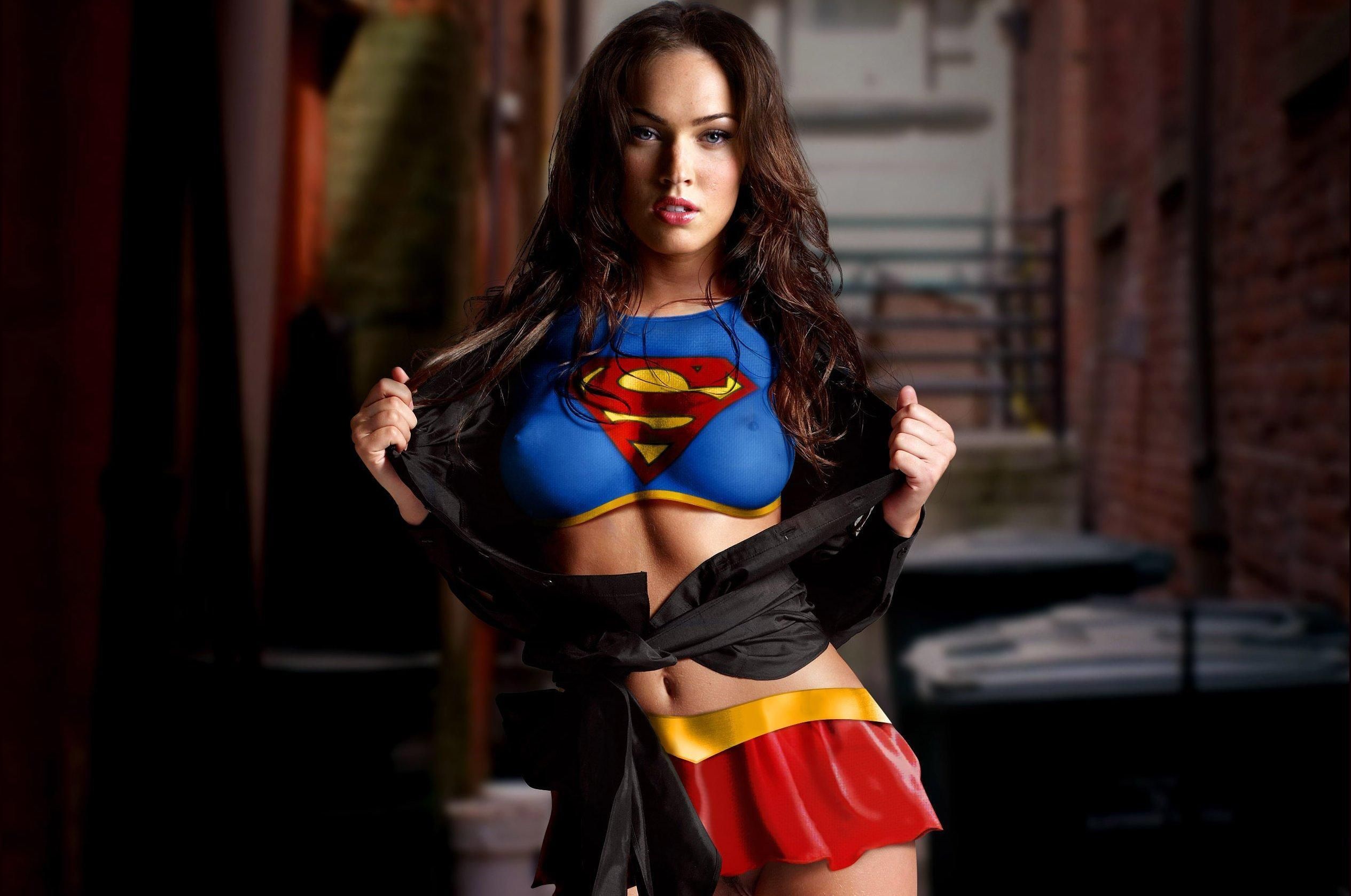 Megan Fox Supergirl In Batman Superman Di Zack Snyder
