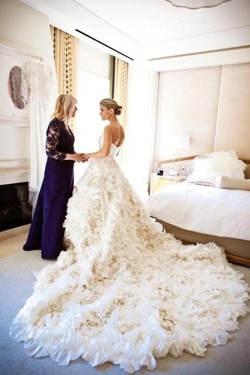 Mother Of Bride With Daughter Photo Wedding Dress With Beautiful Long Ruffled Train