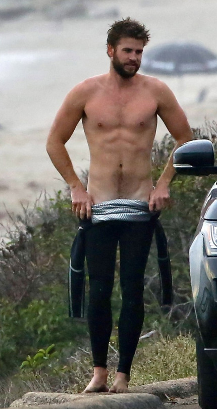 Omg Its Only Tuesday Heres Some Liam Hemsworth Showing Omg Blog