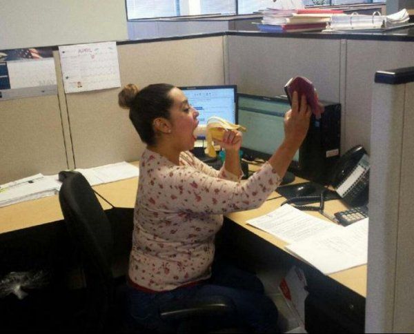 People Caught Taking Ridiculous Selfies This Girl Eating A Banana