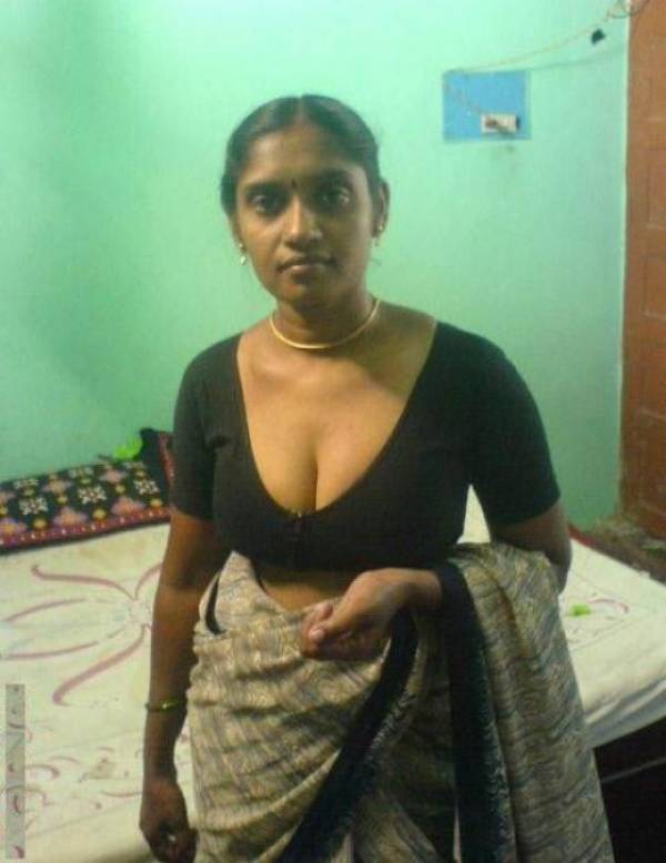 Saree Bhabhi Deep Cleavage Navel Porn Photo Album 6