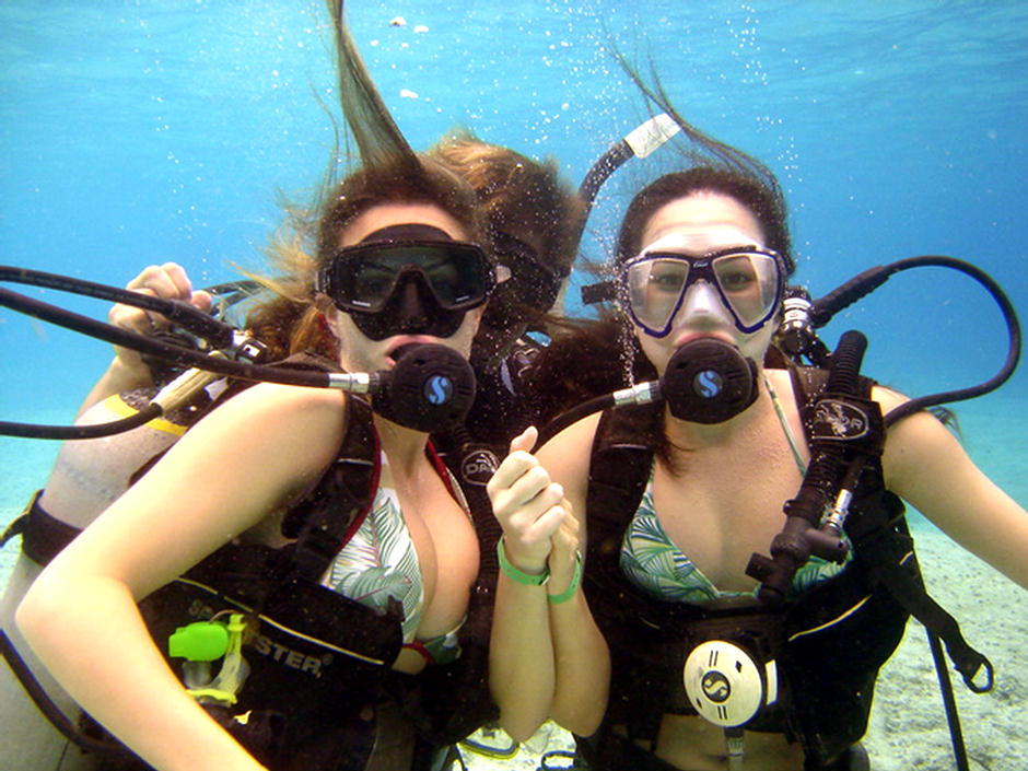 Scuba Babes Underwater Fan