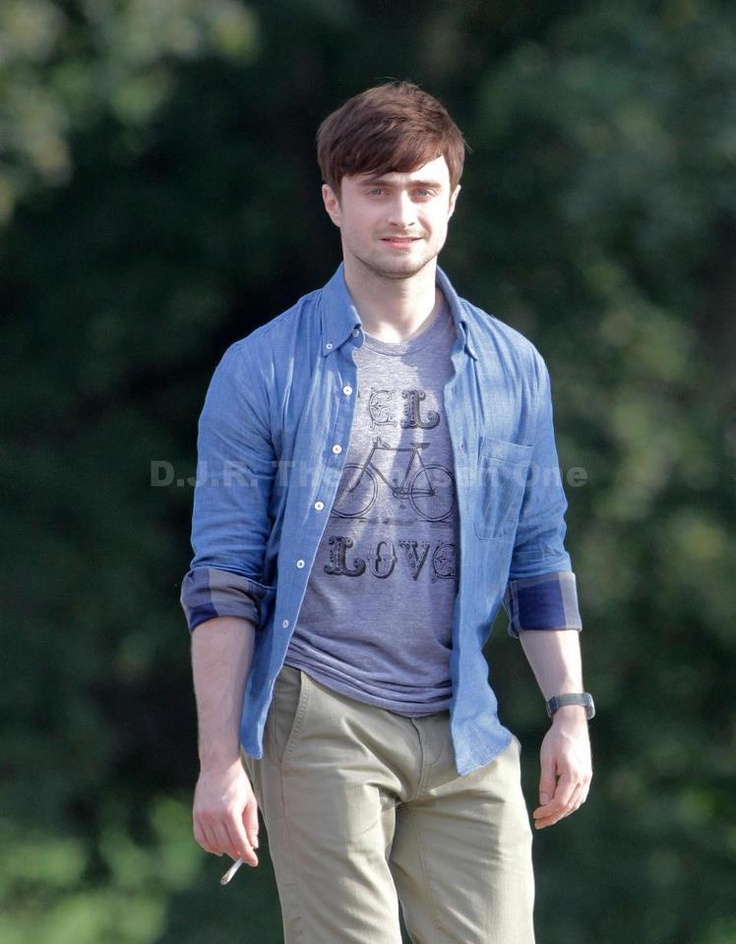 Smoking Is A Filthy Habit But Damn Daniel Radcliffe Makes It Photos Funny Moments Army Videos Meal Time