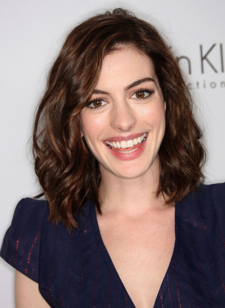The Best Cuts For Fine Frizzy Wavy Hair Anne Hathaway Frizzy