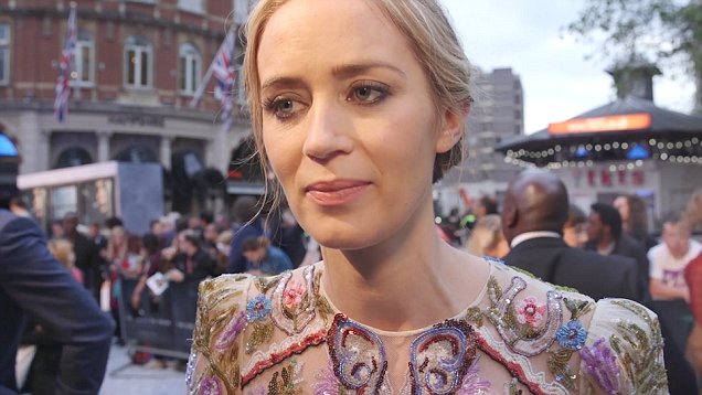 The Girl On The Trains Emily Blunt Reveals She Hid Her Pregnancy During Filming Daily Mail Online