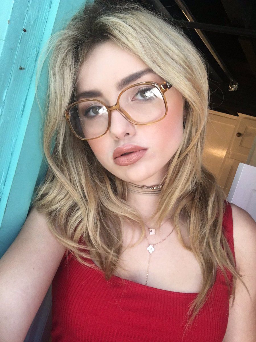 The Most Stylish Selfie Of The Day Peyton List Cozy And Stylish